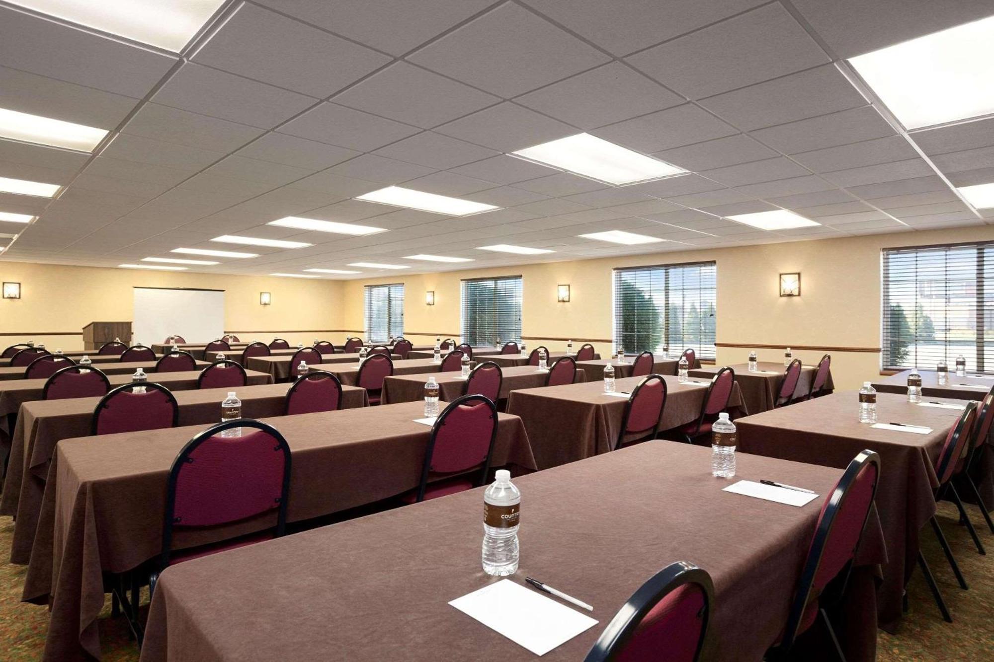 Country Inn & Suites By Radisson Bismarck Waterpark Exterior foto